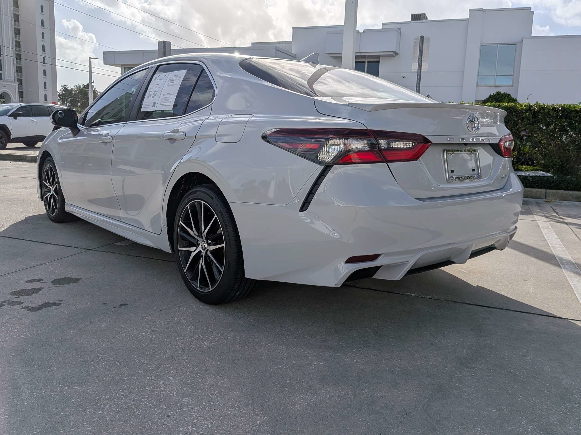 Used 2022 Toyota Camry SE FWD image 5