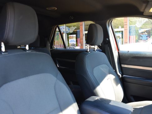 Used 2018 Ford Explorer XLT w/ Equipment Group 201A AWD/4WD image 34