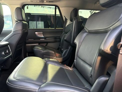 Used 2025 Ford Expedition Platinum AWD/4WD image 12