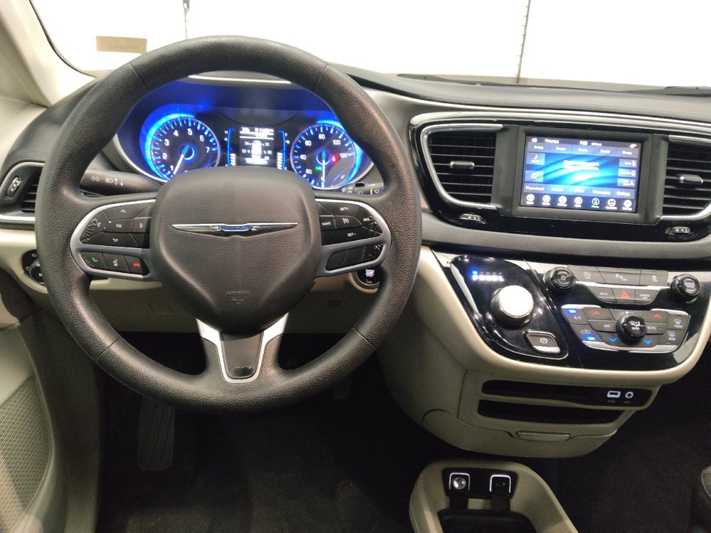 Used 2020 Chrysler Pacifica Touring FWD image 22