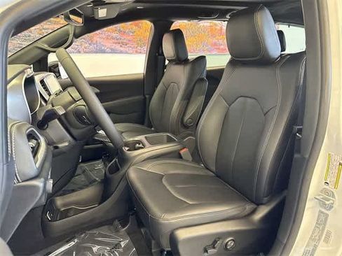 New 2025 Chrysler Pacifica Select w/ Uconnect Theater Family Group image 18