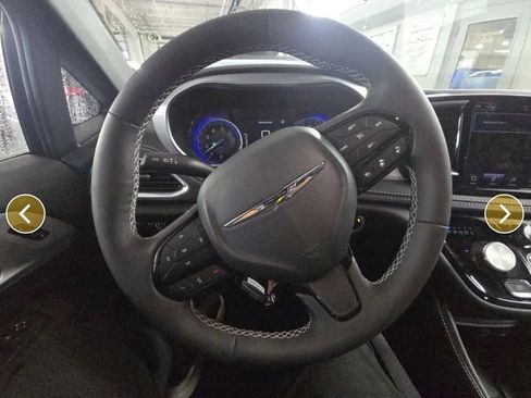 Used 2025 Chrysler Pacifica Limited w/ Trailer Tow Group FWD image 10