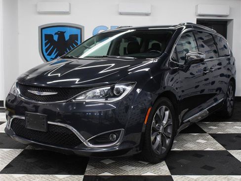 Used 2019 Chrysler Pacifica Limited image 1