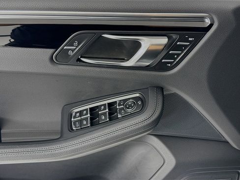 Certified 2025 Porsche Macan image 11