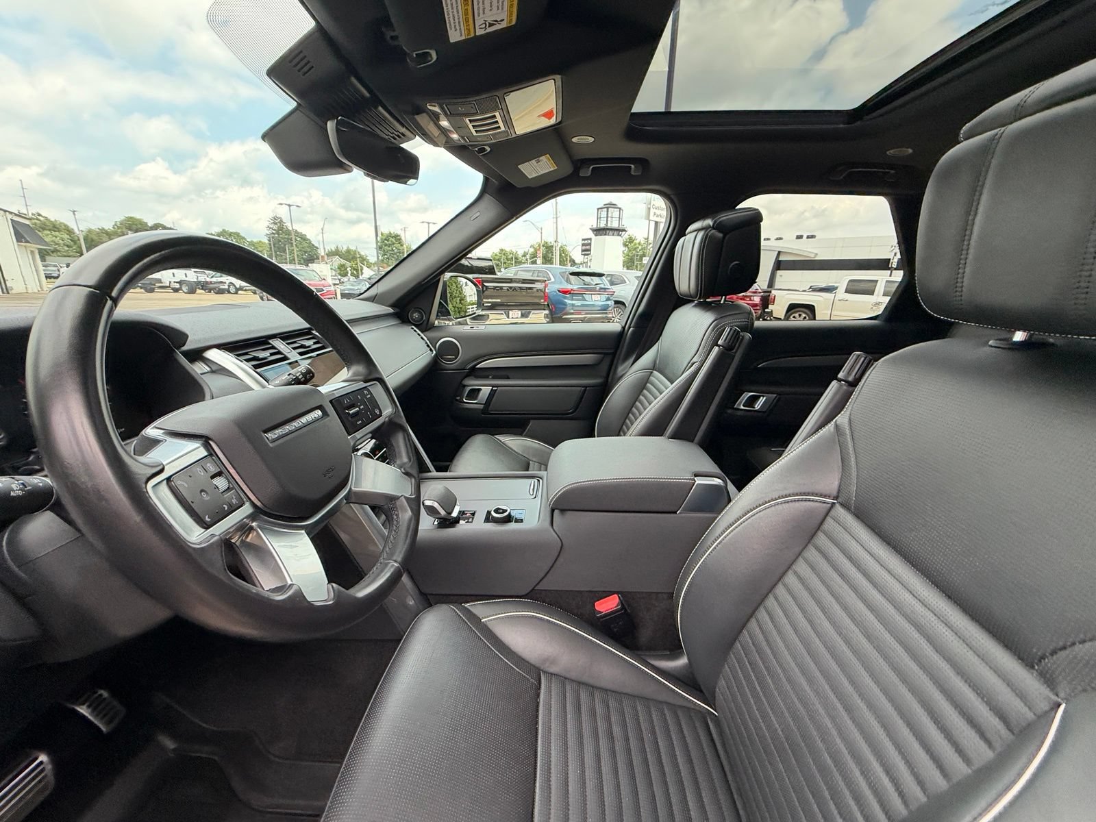 Used 2024 Land Rover Discovery Dynamic SE AWD/4WD image 4