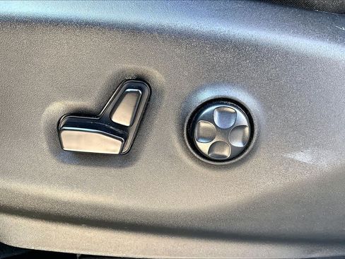 Used 2024 Chrysler Pacifica Touring-L FWD image 30