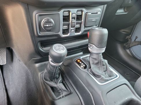 Used 2025 Jeep Wrangler Sahara image 12