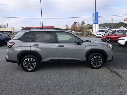 Used 2025 Subaru Forester Premium image 9