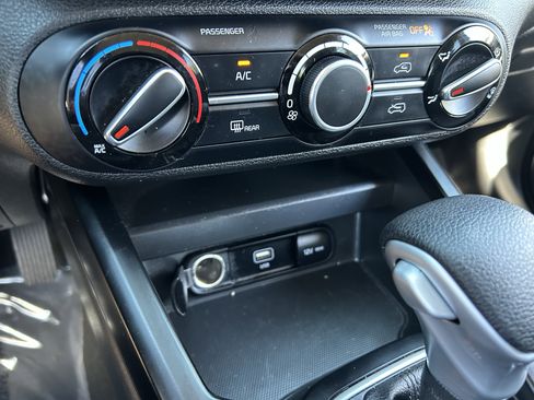 Certified 2025 Kia Soul LX w/ LX Technology Package FWD image 26