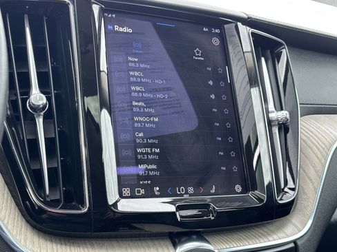 Used 2022 Volvo XC60 B5 Inscription w/ Climate Package image 13