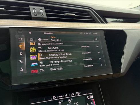 Used 2022 Audi e-tron Premium AWD/4WD image 30