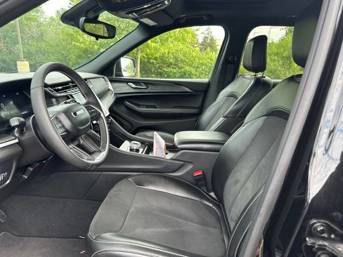 Used 2024 Jeep Grand Cherokee L Altitude AWD/4WD image 9