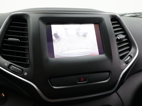 Used 2019 Jeep Cherokee Latitude Plus w/ Comfort/Convenience Group FWD image 30