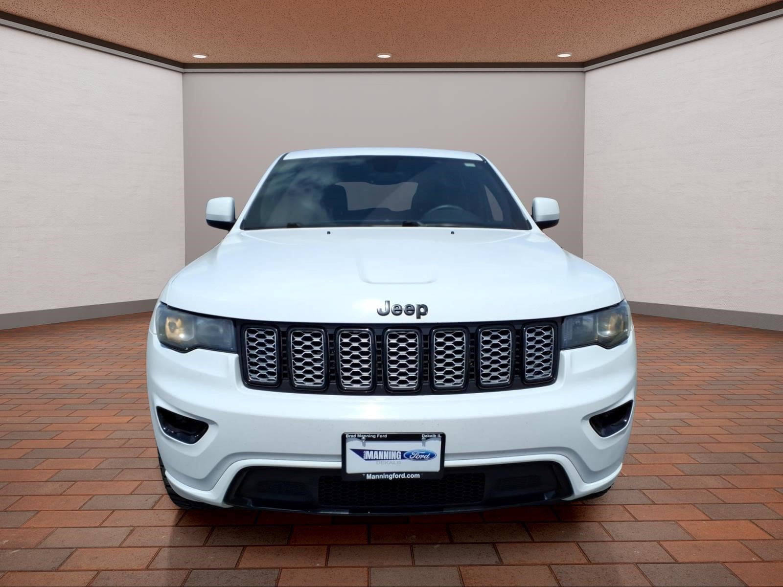 Used 2017 Jeep Grand Cherokee Altitude AWD/4WD image 3