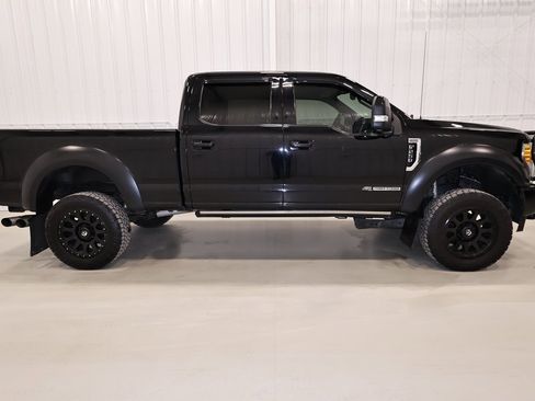 Used 2017 Ford F250 Platinum w/ Platinum Ultimate Package image 2