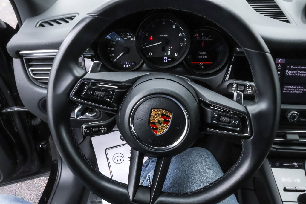 Used 2023 Porsche Macan AWD/4WD image 16