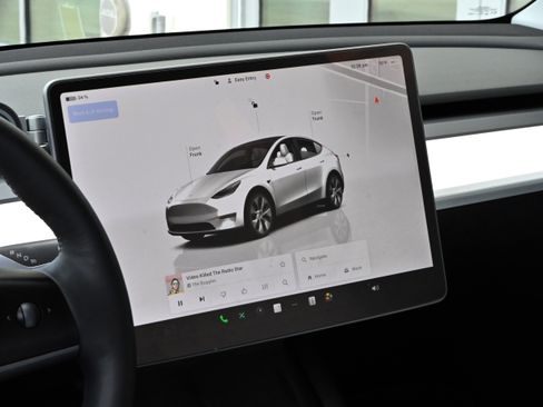 Used 2023 Tesla Model Y Long Range image 26