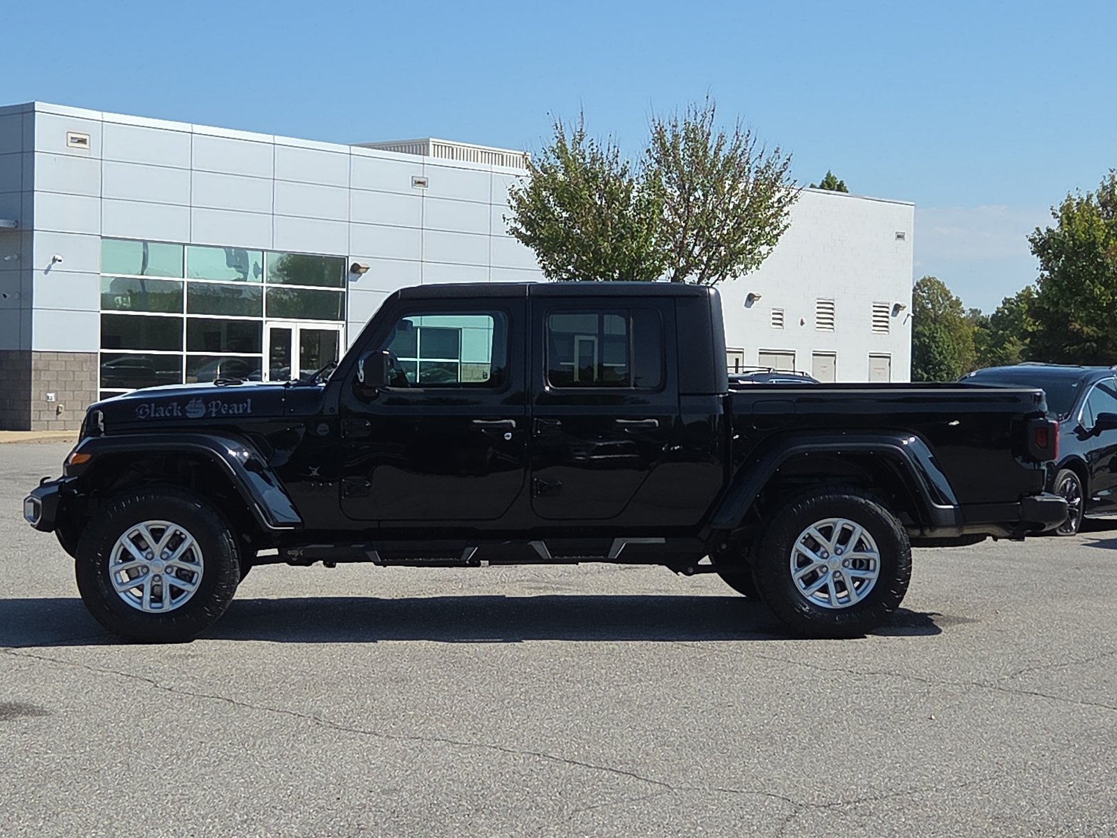 Used 2023 Jeep Gladiator Sport AWD/4WD image 3