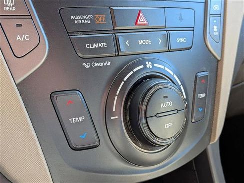 Used 2017 Hyundai Santa Fe SE image 9