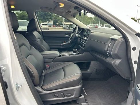 Used 2025 Nissan Pathfinder SL w/ Cargo Package FWD image 11