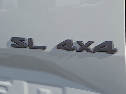 Used 2025 Nissan Frontier SL image 8