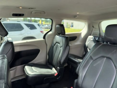 Used 2024 Chrysler Pacifica Touring-L FWD image 15