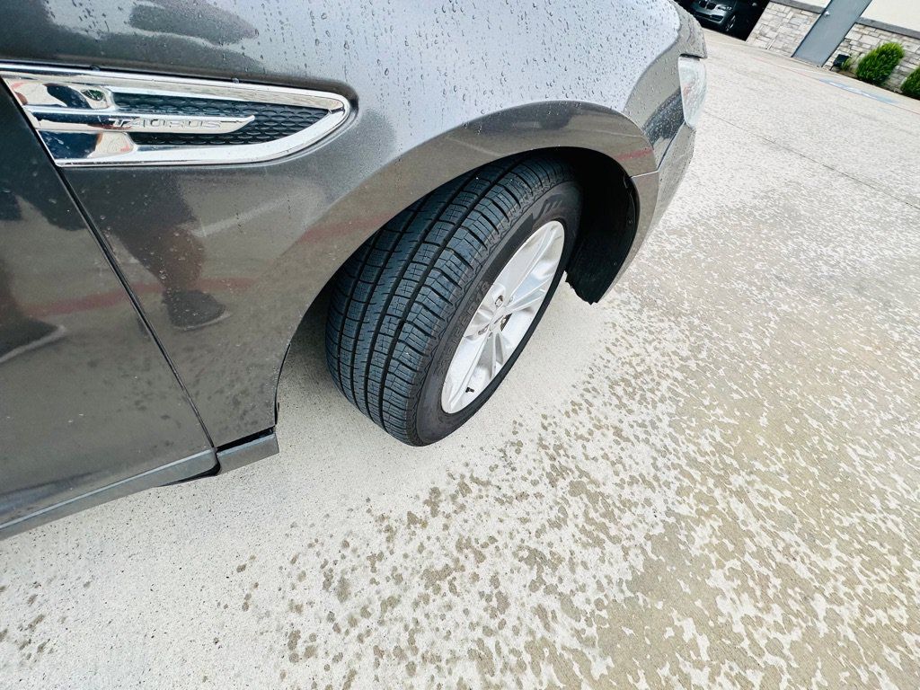 Used 2015 Ford Taurus SEL FWD image 21