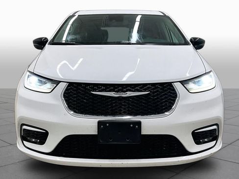 Used 2024 Chrysler Pacifica Touring-L FWD image 4