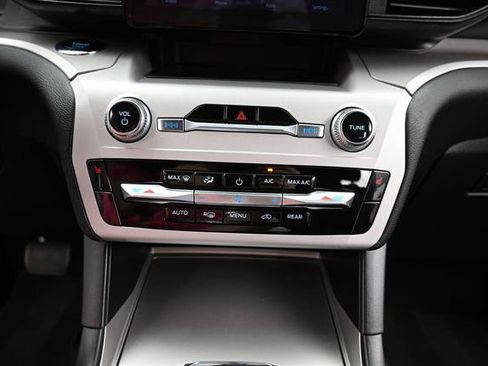 Certified 2024 Ford Explorer XLT RWD image 12