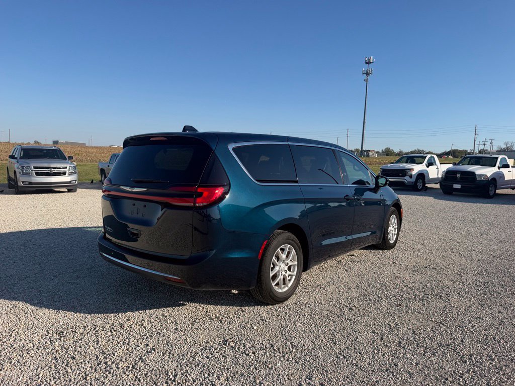 Used 2025 Chrysler Pacifica Select FWD image 3
