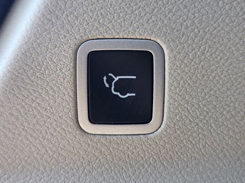 Used 2023 Chrysler Voyager LX image 14