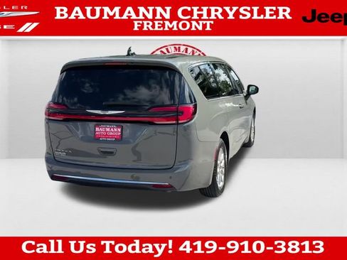 Used 2025 Chrysler Pacifica Select FWD image 6