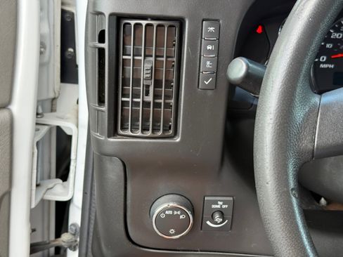 Used 2018 Chevrolet Express 2500 image 31