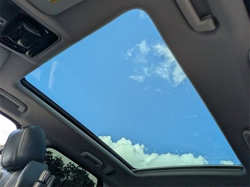 Used 2017 Land Rover Range Rover Sport SE image 16