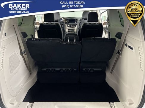 Used 2021 Chrysler Pacifica Limited w/ Uconnect Theater Family Group image 27