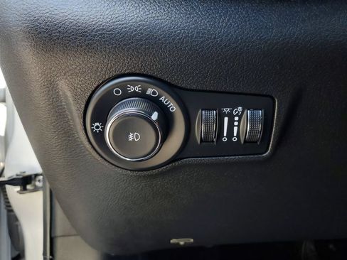 Used 2025 Jeep Compass Trailhawk w/ Trailer Tow Group AWD/4WD image 14