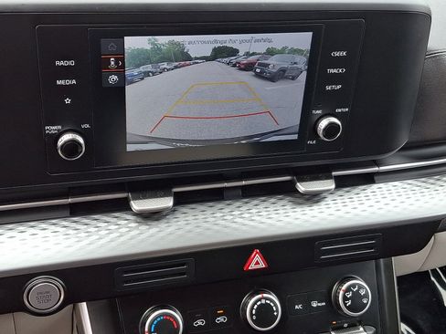 Used 2023 Kia Carnival LX FWD image 17