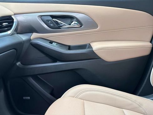 Used 2023 Chevrolet Traverse Premier FWD image 22