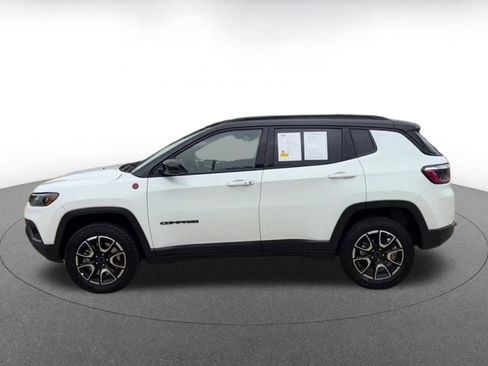 Used 2025 Jeep Compass Trailhawk image 9