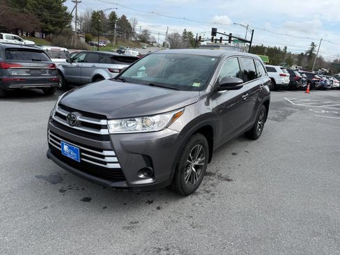 Used 2019 Toyota Highlander LE image 2