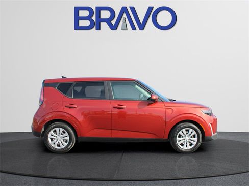 Used 2023 Kia Soul LX image 3