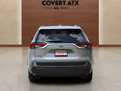 Used 2019 Toyota RAV4 XLE w/ Convenience Package FWD image 4