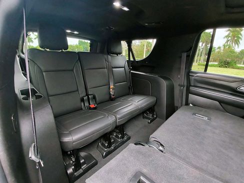 Used 2023 Chevrolet Suburban LT w/ Luxury Package image 17