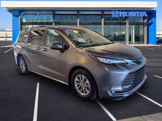 Used 2022 Toyota Sienna XLE AWD/4WD image 1