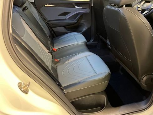 Certified 2025 Volkswagen Tiguan SE FWD image 13