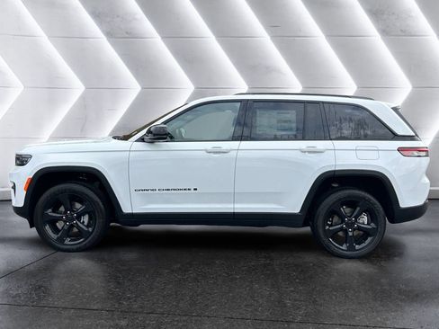 New 2025 Jeep Grand Cherokee Altitude AWD/4WD image 3