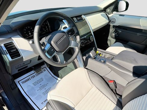 New 2025 Land Rover Discovery Dynamic SE image 27