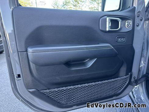 Used 2021 Jeep Gladiator Overland image 12