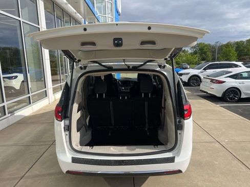 Used 2022 Chrysler Pacifica Touring-L FWD image 5