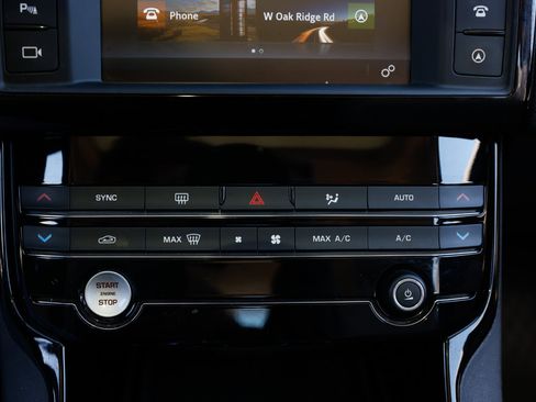 Used 2017 Jaguar XE Premium image 32